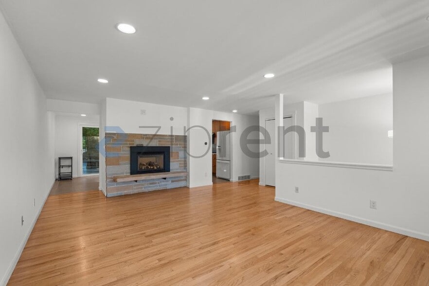 Building Photo - Unit