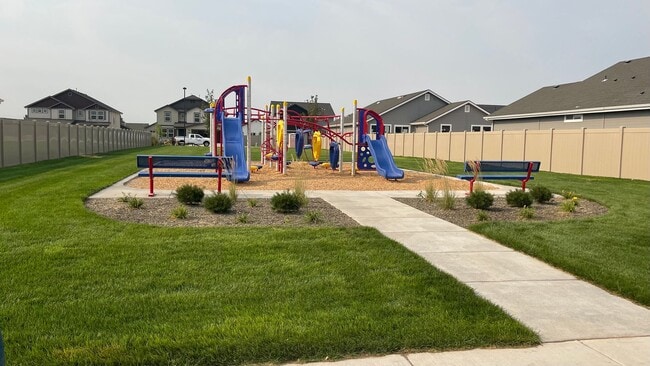 Building Photo - $2,199.00 / Large 4 bed 2 bath / 3 car gar...