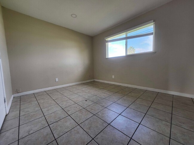 Building Photo - Charming 3-Bedroom Home in SW Visalia!