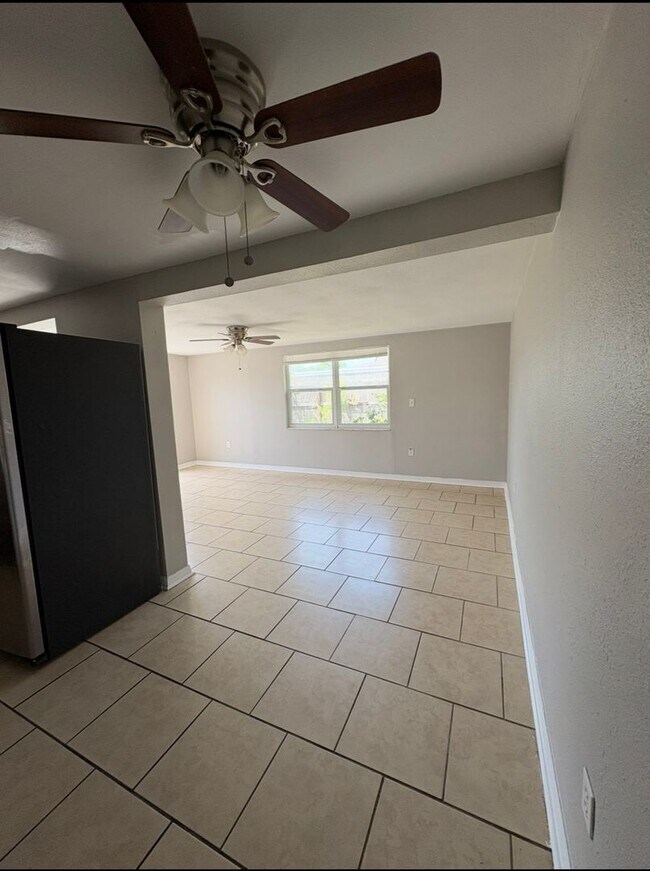 Building Photo - Lovely 3 Bed 2.5 Bath w/ Den and 2 Car Garage