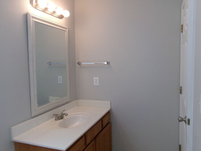 Building Photo - 3 bedroom, 2 bath home in the Inverness Co...