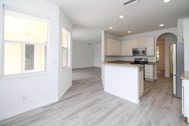 Building Photo - 3-Bed + Den Home With Lake Views & PET FRIENDLY! AVAIL NOW