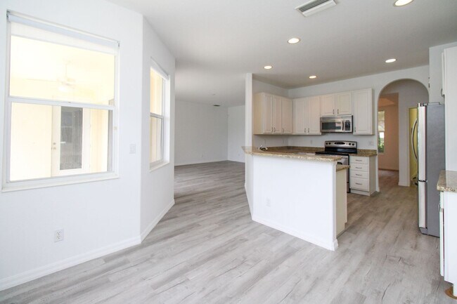 Building Photo - 3-Bed + Den Home With Lake Views & Pet-Friendly!