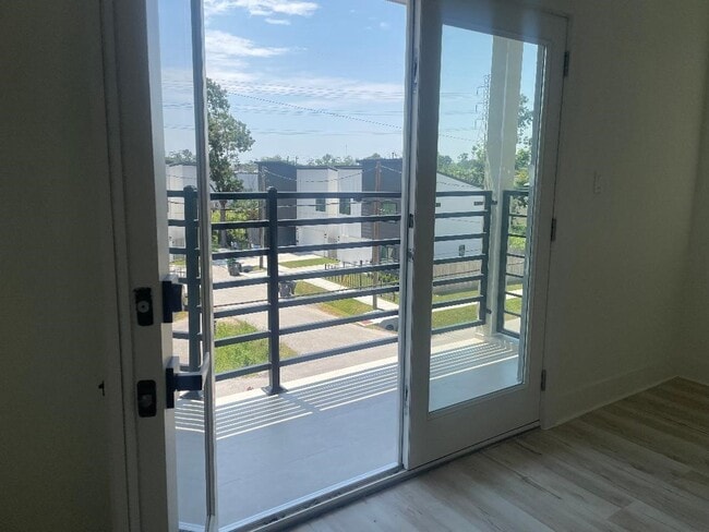 Building Photo - 201 E 37th St