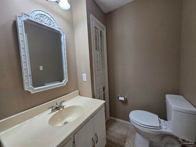Building Photo - 402 Park Ln E