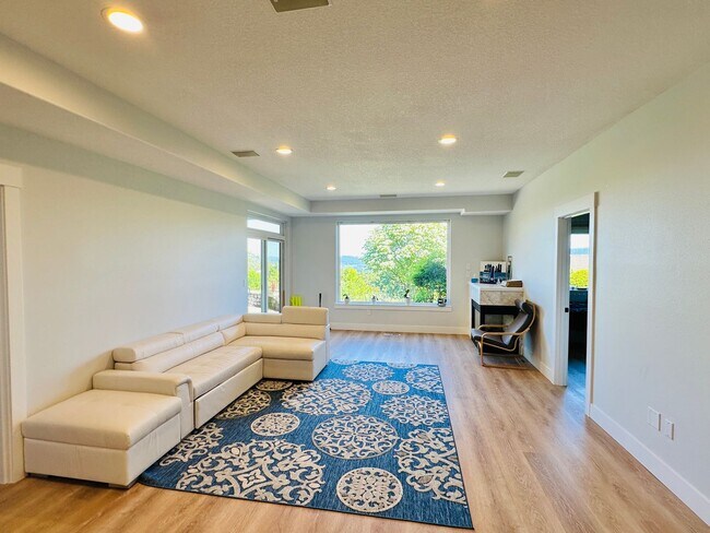 Building Photo - Stunning Custom Camas Home
