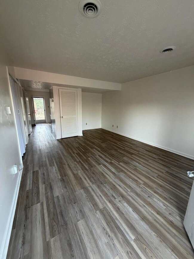 Building Photo - 106 Heritage Dr