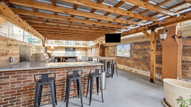 Building Photo - 2205 McKinney St