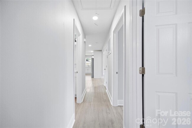 Building Photo - 553 Derrydowne Dr
