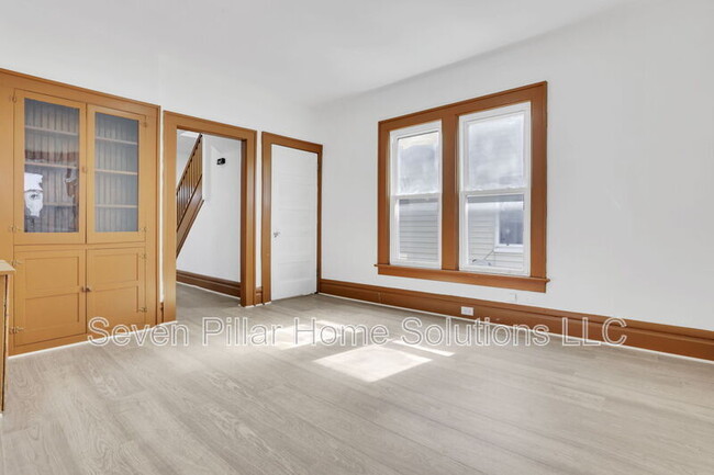 Building Photo - 121 S Terrace Ave