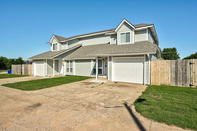 Building Photo - 727 Vicksburg Ave