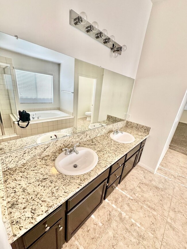 Building Photo - Make yourself at home in this delightful B...