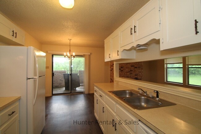 Building Photo - Two-Story Delight!