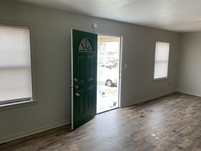 Building Photo - 1600 E Madison St