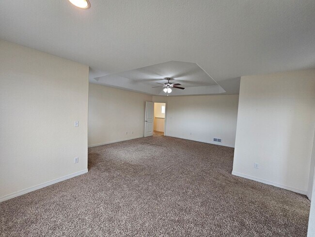 Building Photo - 4 Bed 3 Bath in Lorson Ranch!!