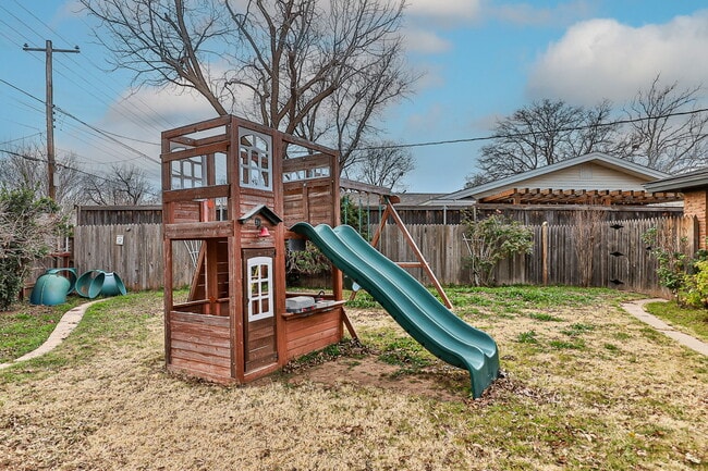 Building Photo - Charming 3 bedroom 2 bathroom
