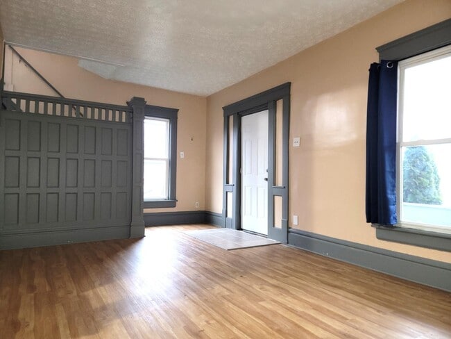 Building Photo - 798 Stadelman Ave