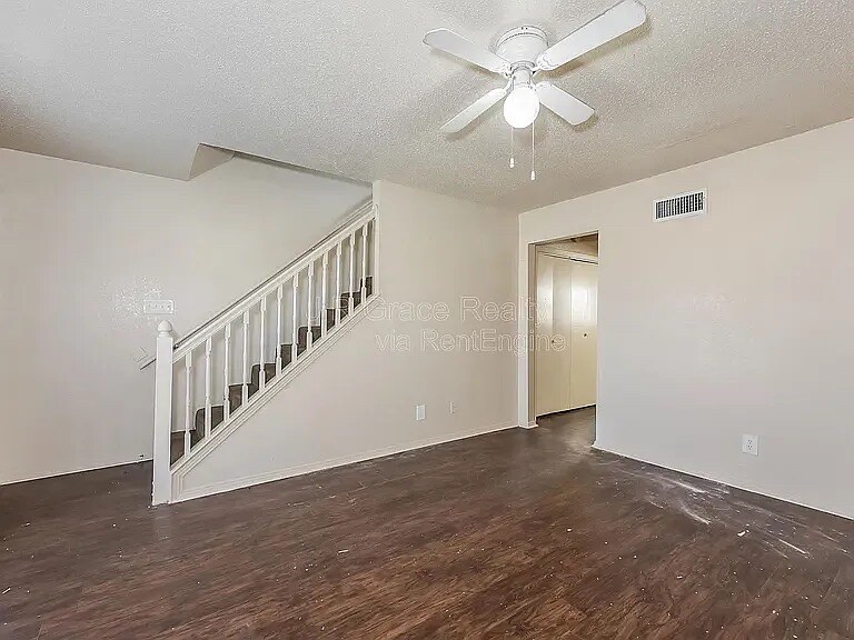 Building Photo - Room in Apartment on Shadydell Dr