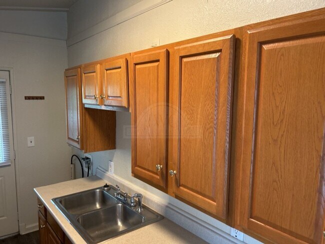 Building Photo - 910 Evergreen Dr