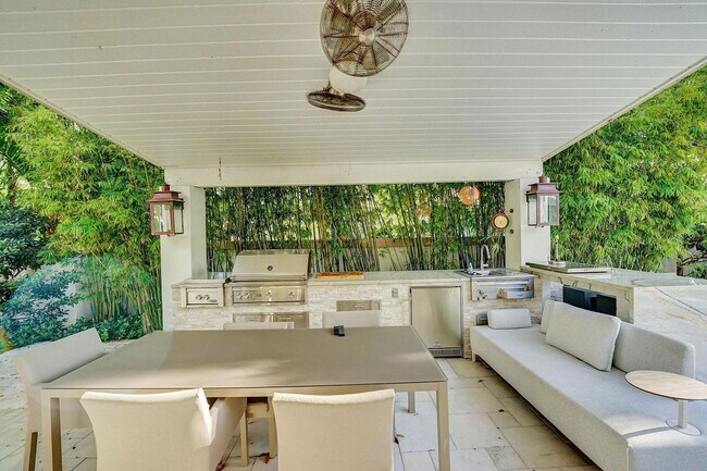 Building Photo - 614 Poinciana Dr