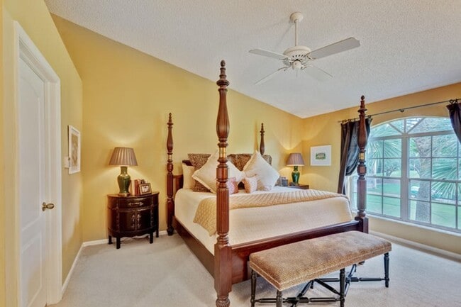 Building Photo - 207 Legendary Cir