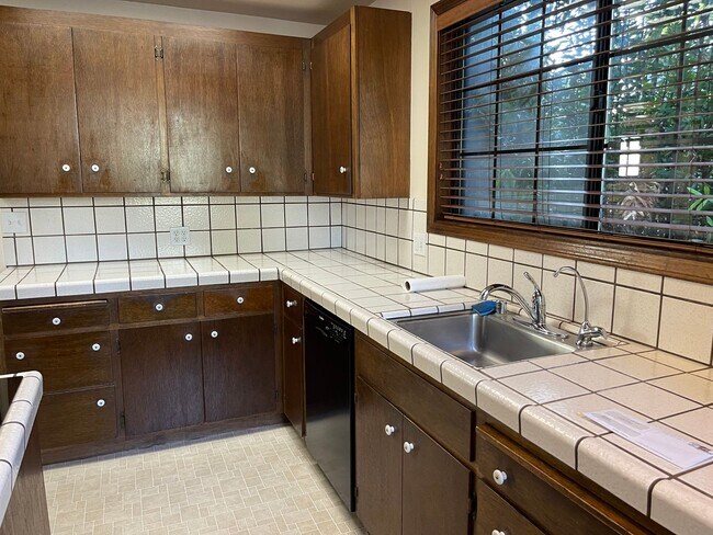 Building Photo - 535 Upham St