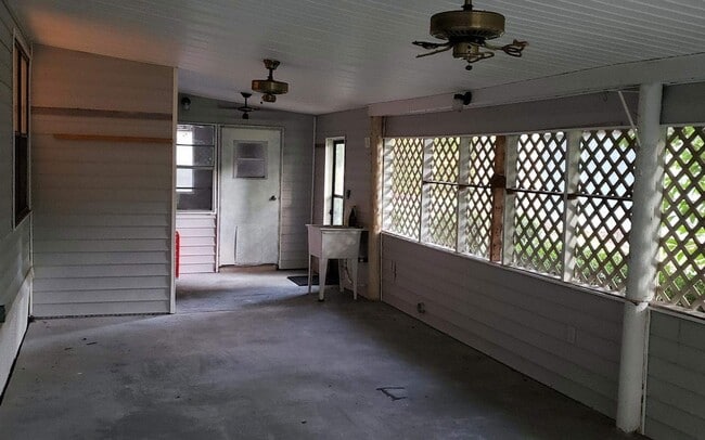 Building Photo - 225 Pecan Ln