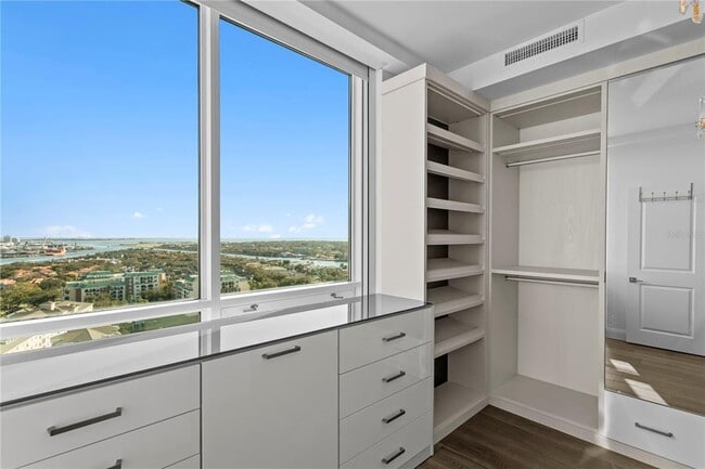 Building Photo - 450 Knights Run Ave