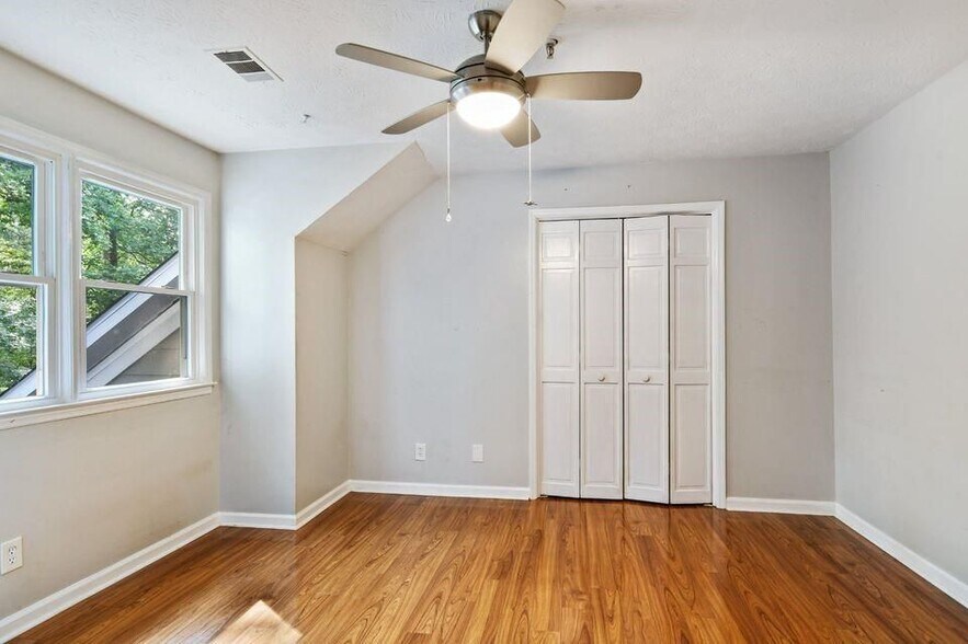 Building Photo - 1445 Oakridge Cir