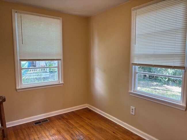 Building Photo - Available 9/1! Newly Renovated in Downtown...