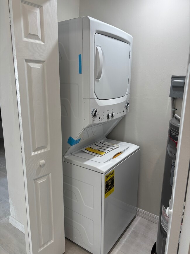 Building Photo - 1045 SE 11th Terrace