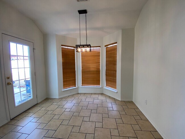 Building Photo - Great location with easy highway access.