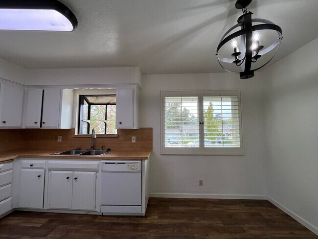 Building Photo - 1805 Oak St