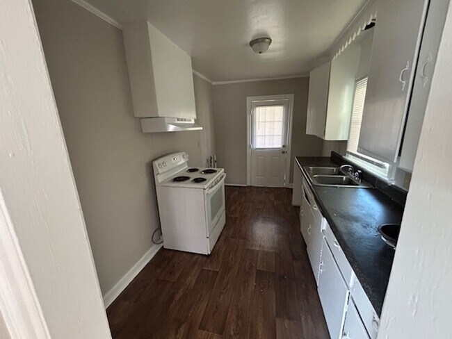 Building Photo - One Month Free Rent with 2 Year Lease! 3 B...