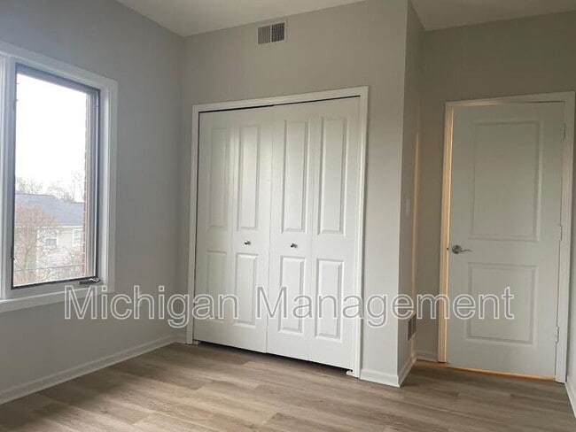 Building Photo - 2735 E Maple Rd