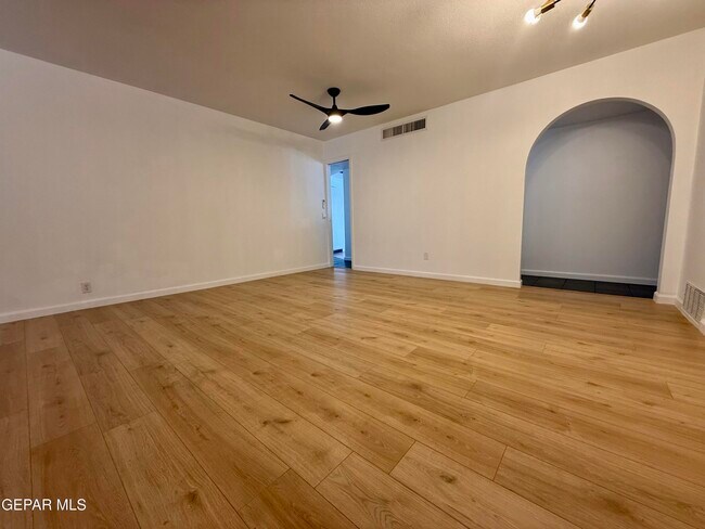 Building Photo - 1649 Lomaland Dr