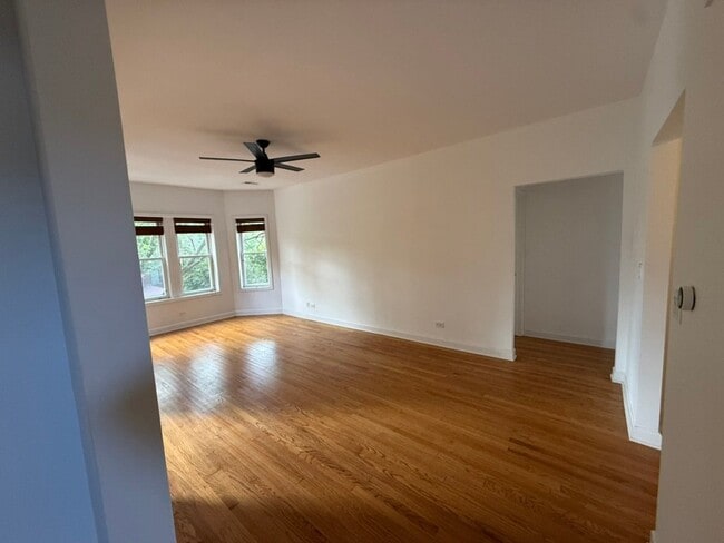 Building Photo - 4845 N Wolcott Ave