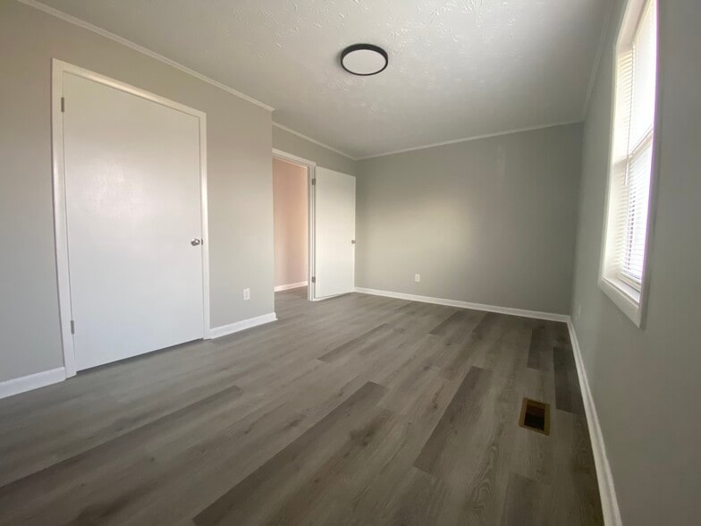 Building Photo - 213 Tara Dr