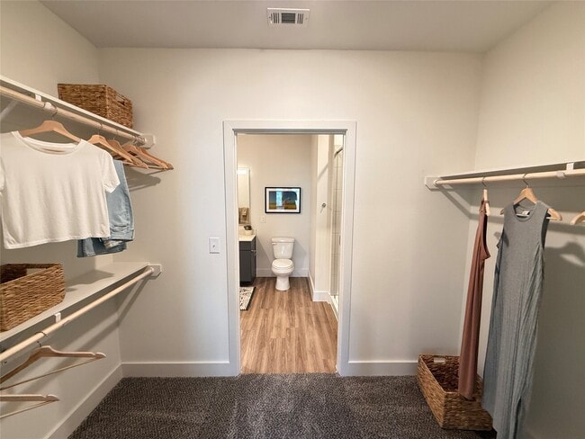 Building Photo - 641 W Crosstimbers St