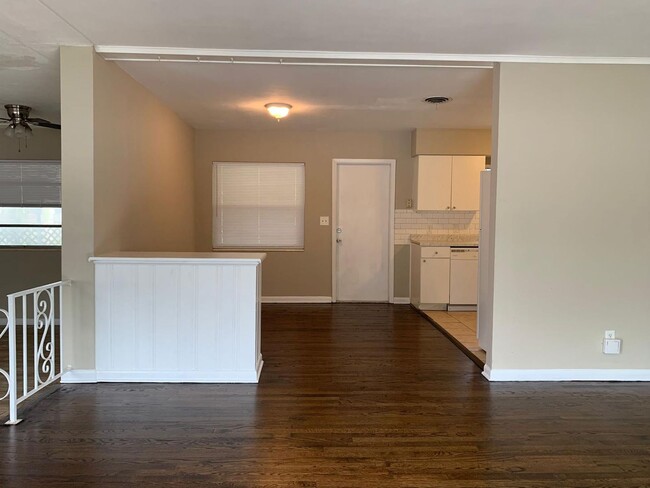 Building Photo - 4 Bedroom 2 Bath Spacious Home