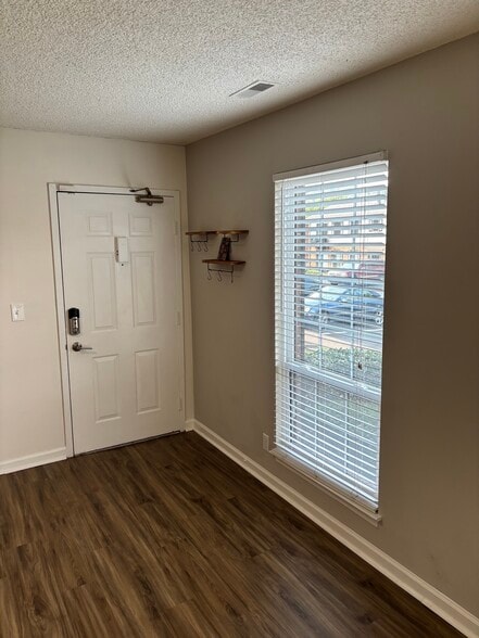 Building Photo - 5841 Brentwood Trce
