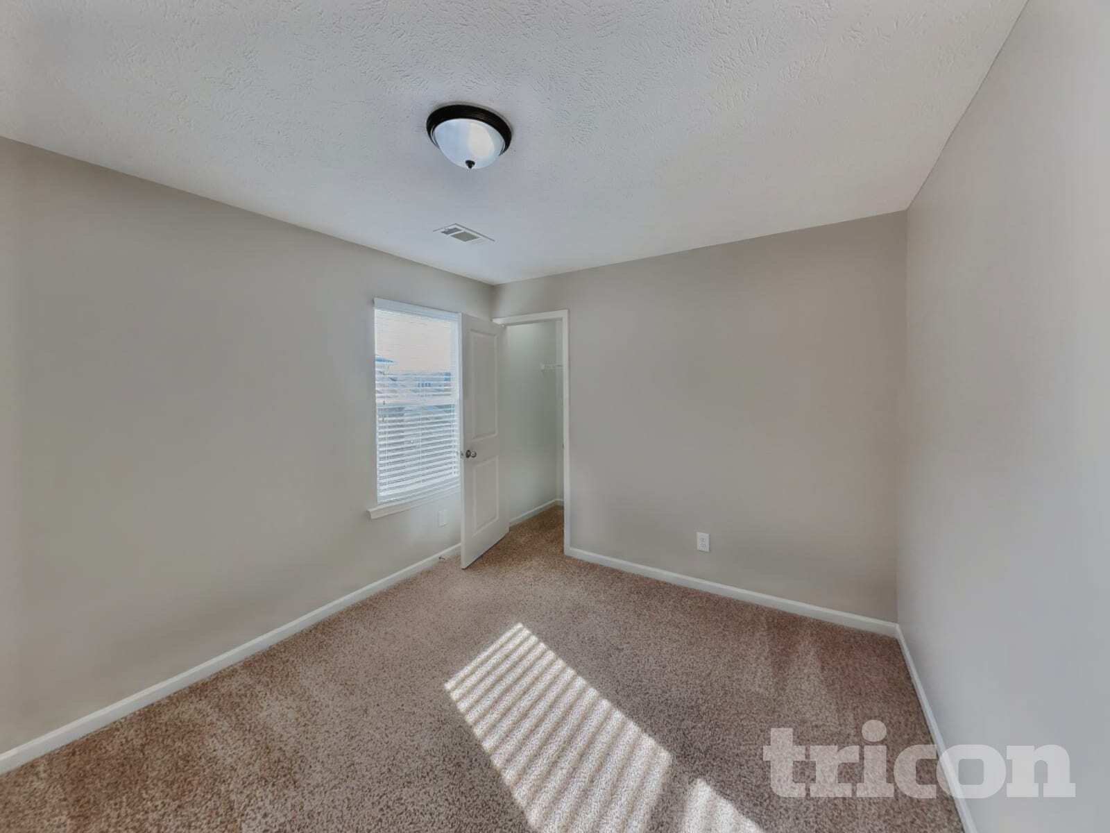 Building Photo - 1637 Robindale Dr