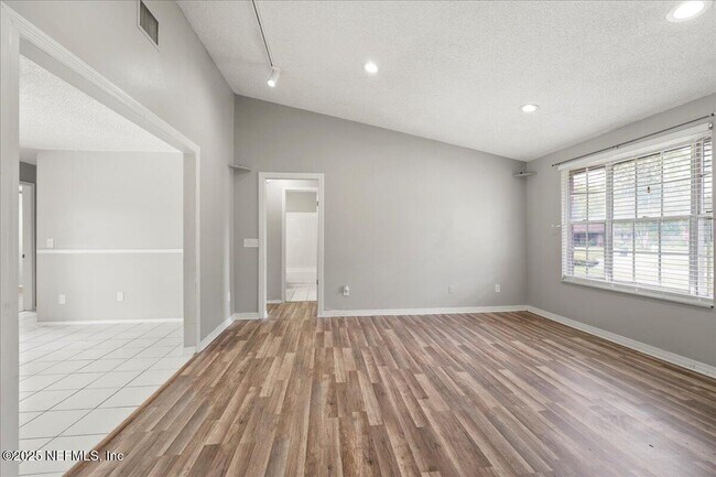 Building Photo - 1701 Donna Dr