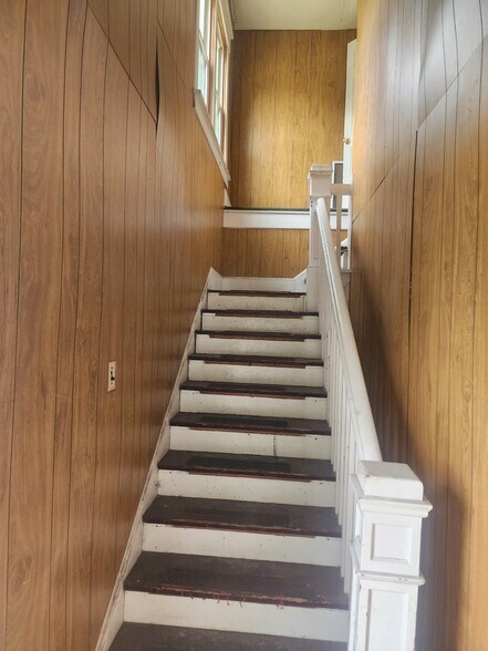 Building Photo - 401 E Hines St