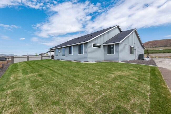 Building Photo - Generational suite w/separate entrance!