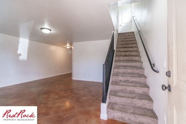 Building Photo - End Unit, DOG-FRIENDLY 3 Bedroom Townhome ...