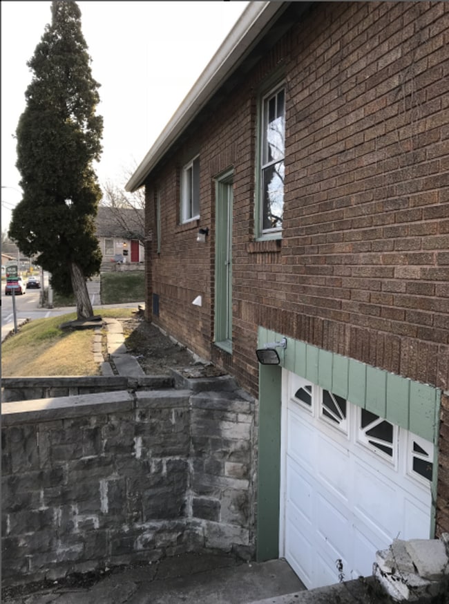 Building Photo - 402 S Eagleson Ave