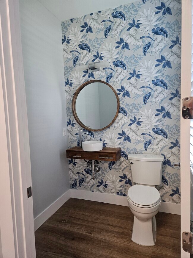 Building Photo - 1213 Formosa Ave