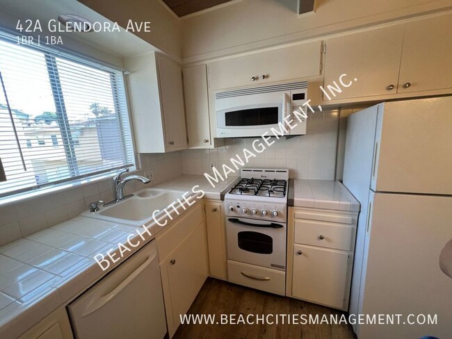 Building Photo - Amazing 1 Bedroom 1 Bath Triplex steps fro...