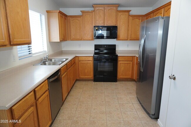 Building Photo - 825 E Lamonte St